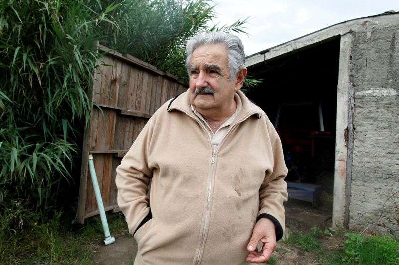 FOTO DE ARCHIVO: El candidato presidencial del partido gobernante Frente Amplio, el ex guerrillero de izquierda José Mujica, conversa en su granja en las afueras de Montevideo